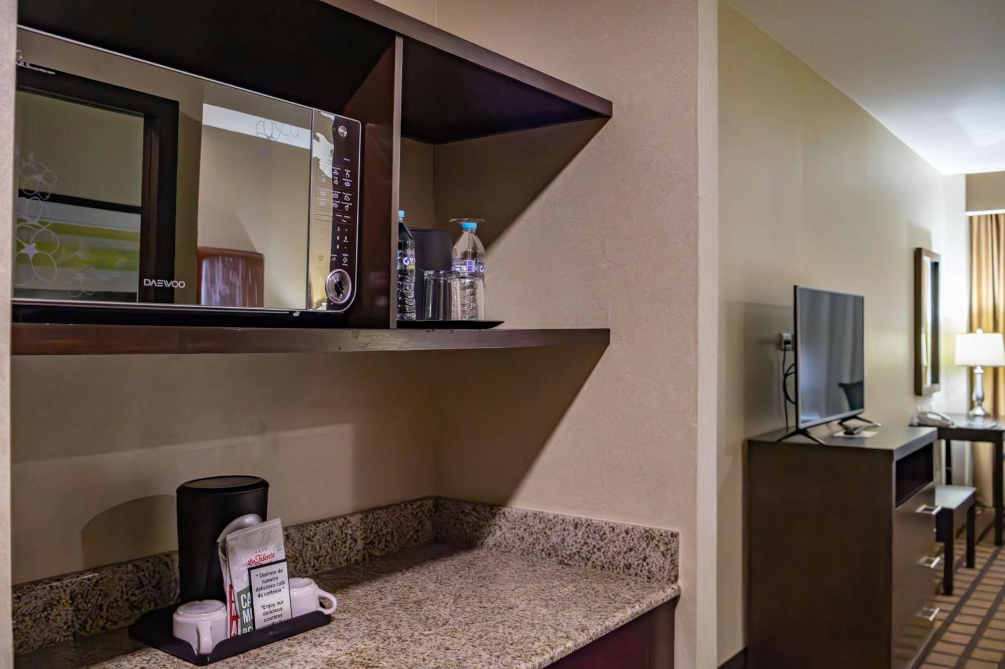 Best Western Premier Monterrey Aeropuerto อโปดาคา ภายนอก รูปภาพ A microwave in a hotel room