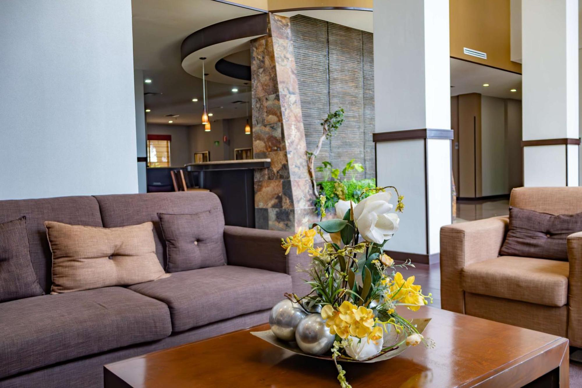 Best Western Premier Monterrey Aeropuerto อโปดาคา ภายนอก รูปภาพ Lobby