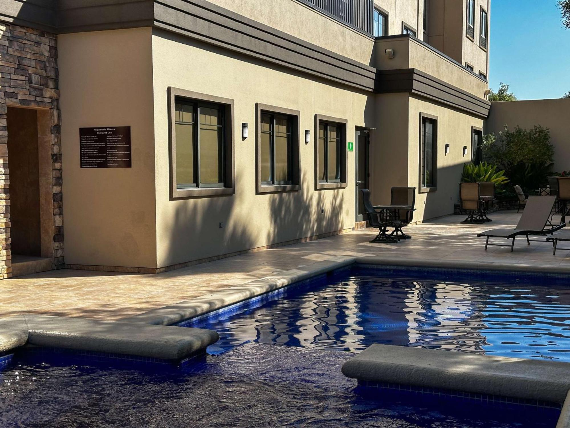 Best Western Premier Monterrey Aeropuerto อโปดาคา ภายนอก รูปภาพ The pool at the hotel